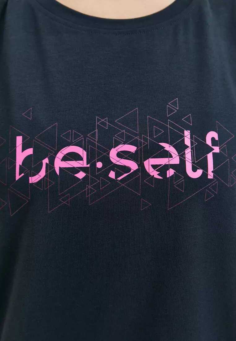 Футболка с геометрическим принтом BeSelf графитовая