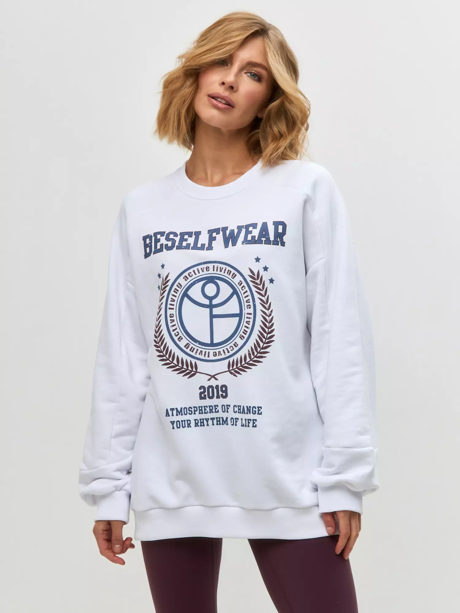 Свитшот белый с круглым принтом BSWR